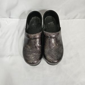 Dansko black crackled design clogs women's size 37